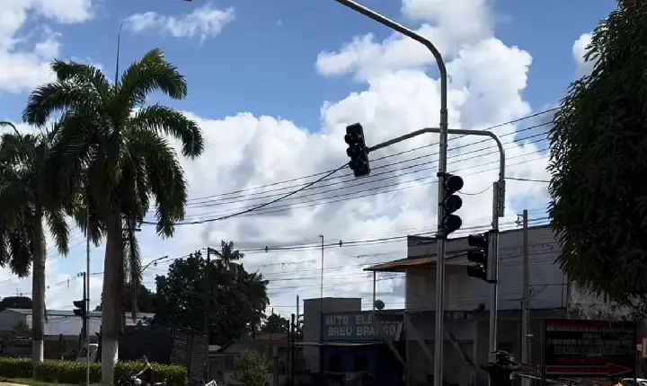 Semáforos entram em funcionamento e mudam rotina do trânsito em Breu Branco