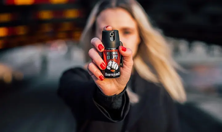 Senado aprova PL que libera spray de pimenta para mulheres a partir dos 16 anos