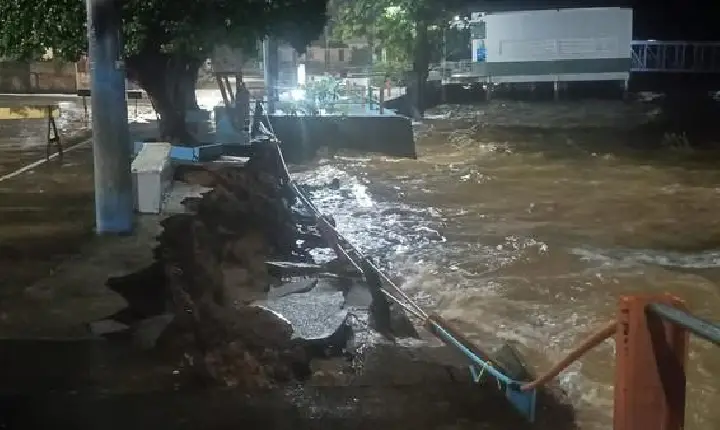 Temporal com forte ventania destrói parte da orla de Terra Santa