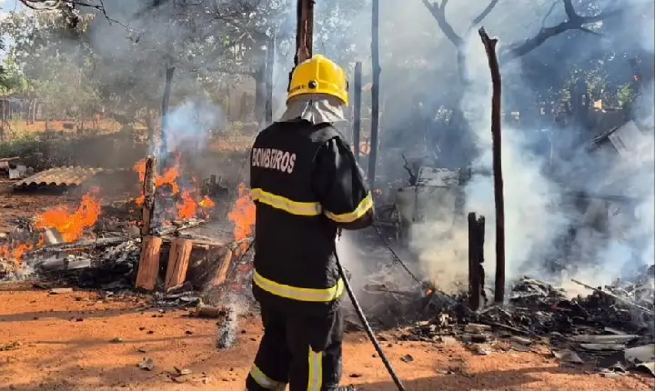 Trágico: Casa é reduzida a cinzas por incêndio em Araguaína