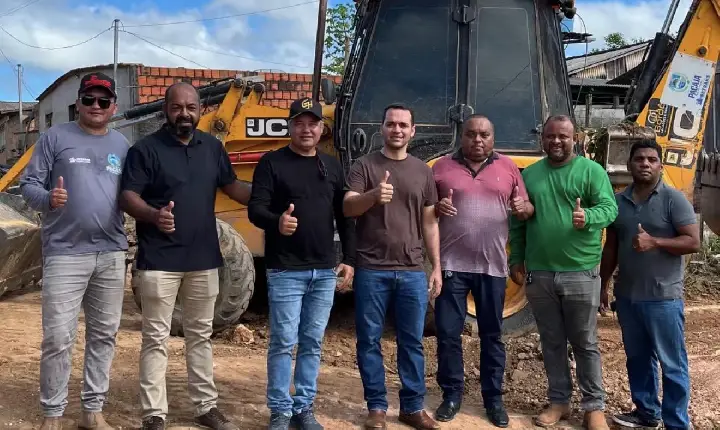 Vice-prefeito Leandro Reis vistoria obras de recuperação de estradas na Vila Nazaré, em Pacajá