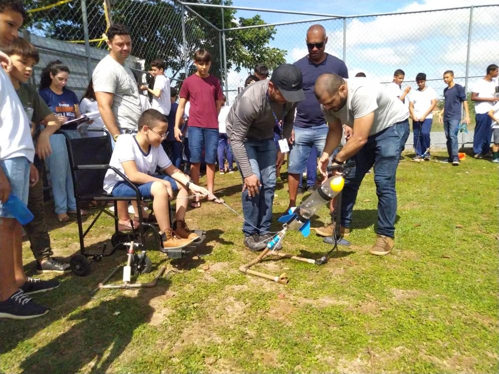 Estudantes disputam 1º Lançamento de Foguetes do Centro Educacional Primeiro Mundo