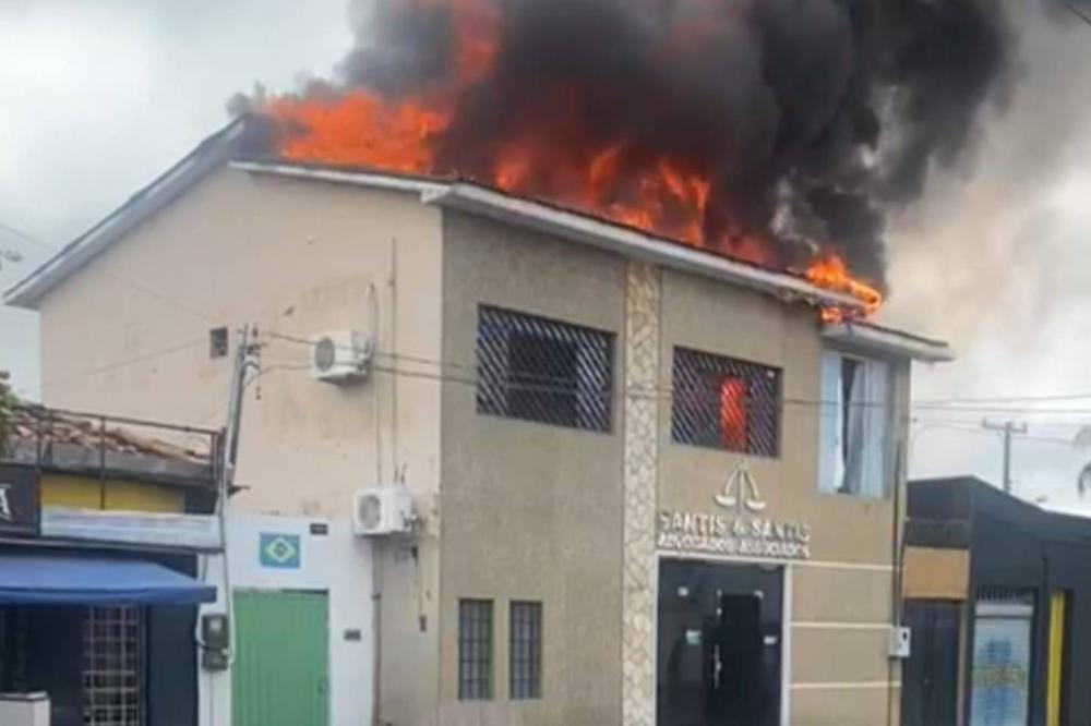 Prédio histórico pega fogo em Marabá