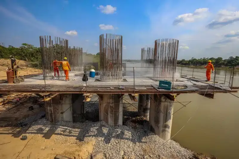 Obra da 3ª ponte sobre Rio Itacaiúnas, em Marabá, avança com travessas e vigas pré-moldadas