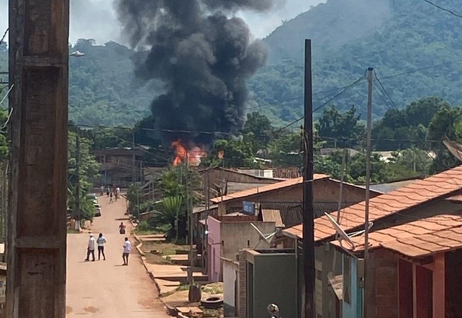 Residências são destruídas por incêndio no Distrito de Serra Pelada