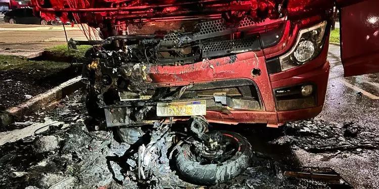 Colisão entre carreta e moto deixa dois mortos na rodovia Transamazônica, em Marabá