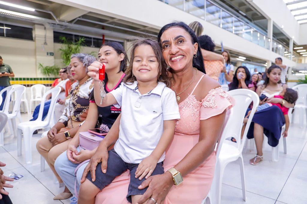 Prefeitura entrega chaves dos boxes da Praça de Alimentação a 32 empreendedores