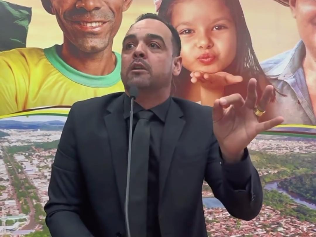 Sob gritos e vaias, vereadores discutem durante sessão da Câmara de Parauapebas