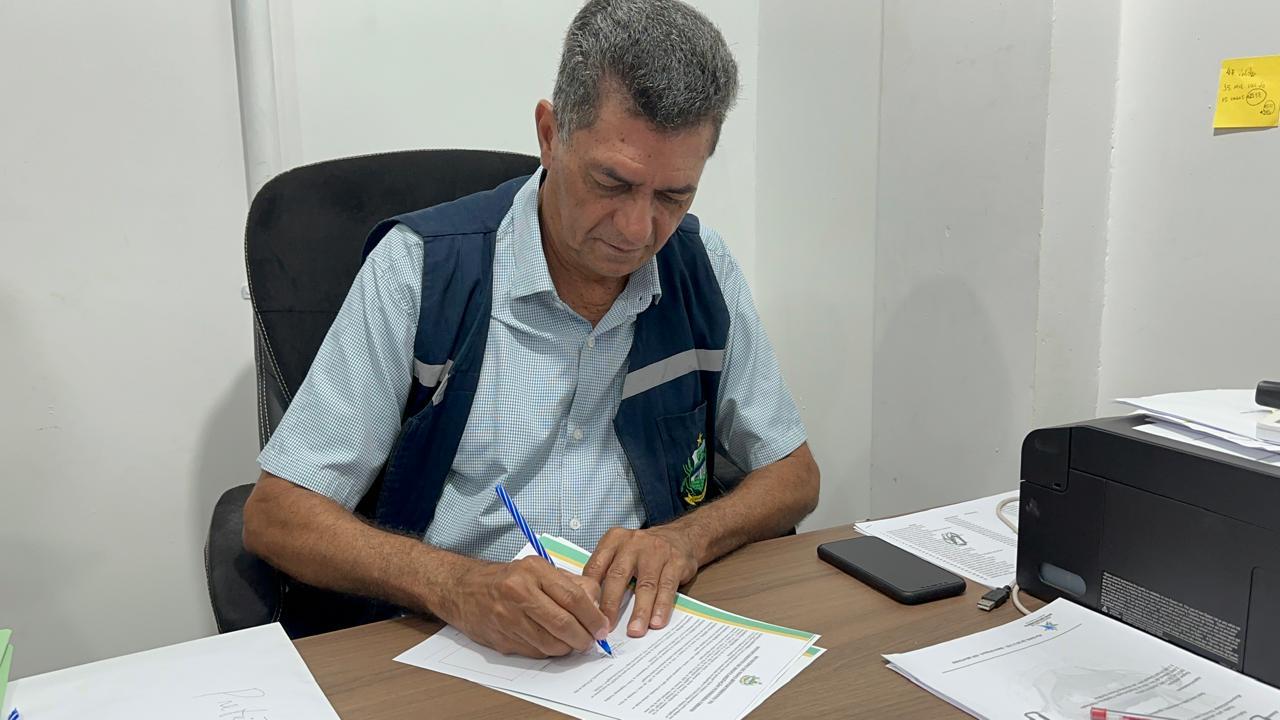 Em Novo Repartimento, Valdir Lemes entrega títulos de propriedade para moradores