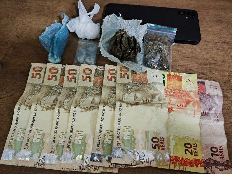 Surpresa dentro: Dupla é pega com maconha e cocaína dentro de carteira de cigarros