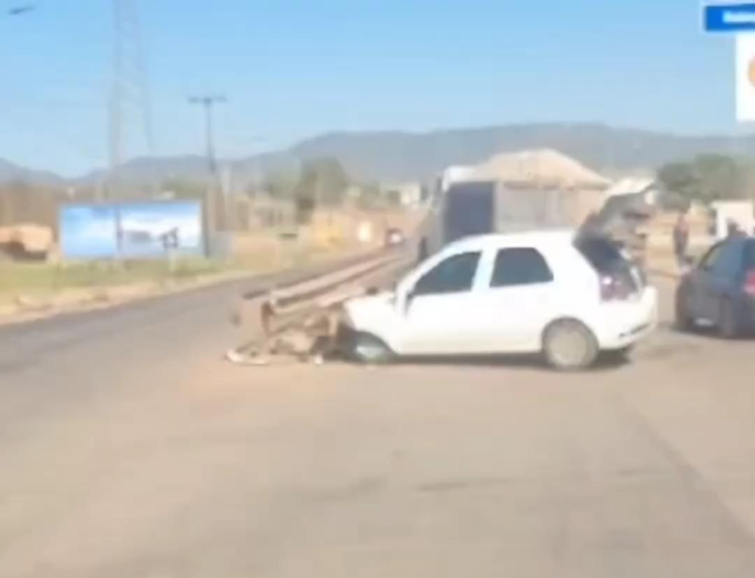 Em Redenção, carro colide com guard rail na rodovia PA-287