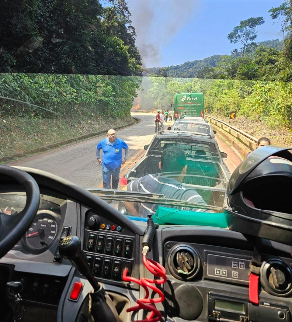 Veiculo particular pega fogo na Rodovia Raimundo Mascarenhas, no Km 9