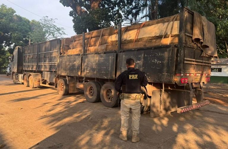 Polícia Rodoviária apreende carregamento de madeira ilegal em Novo Repartimento