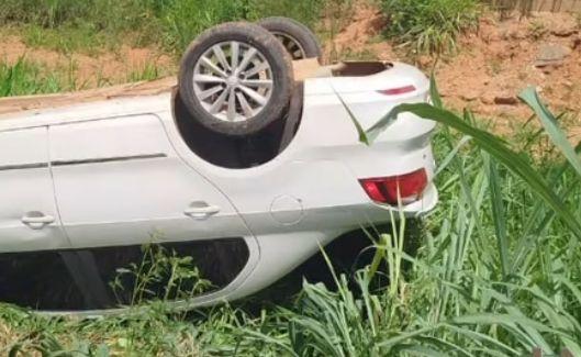 Carro capota em acidente na PA-275