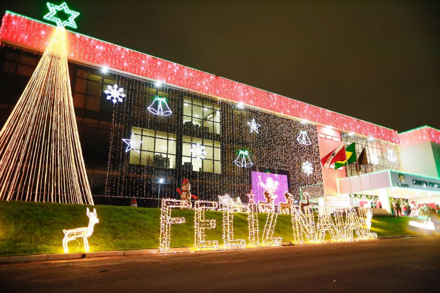 Luzes de natal iluminam a Câmara Municipal de Canaã dos Carajás