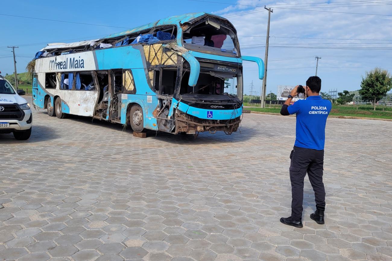 Polícia Científica pericia ônibus envolvido em acidente em Xinguara
