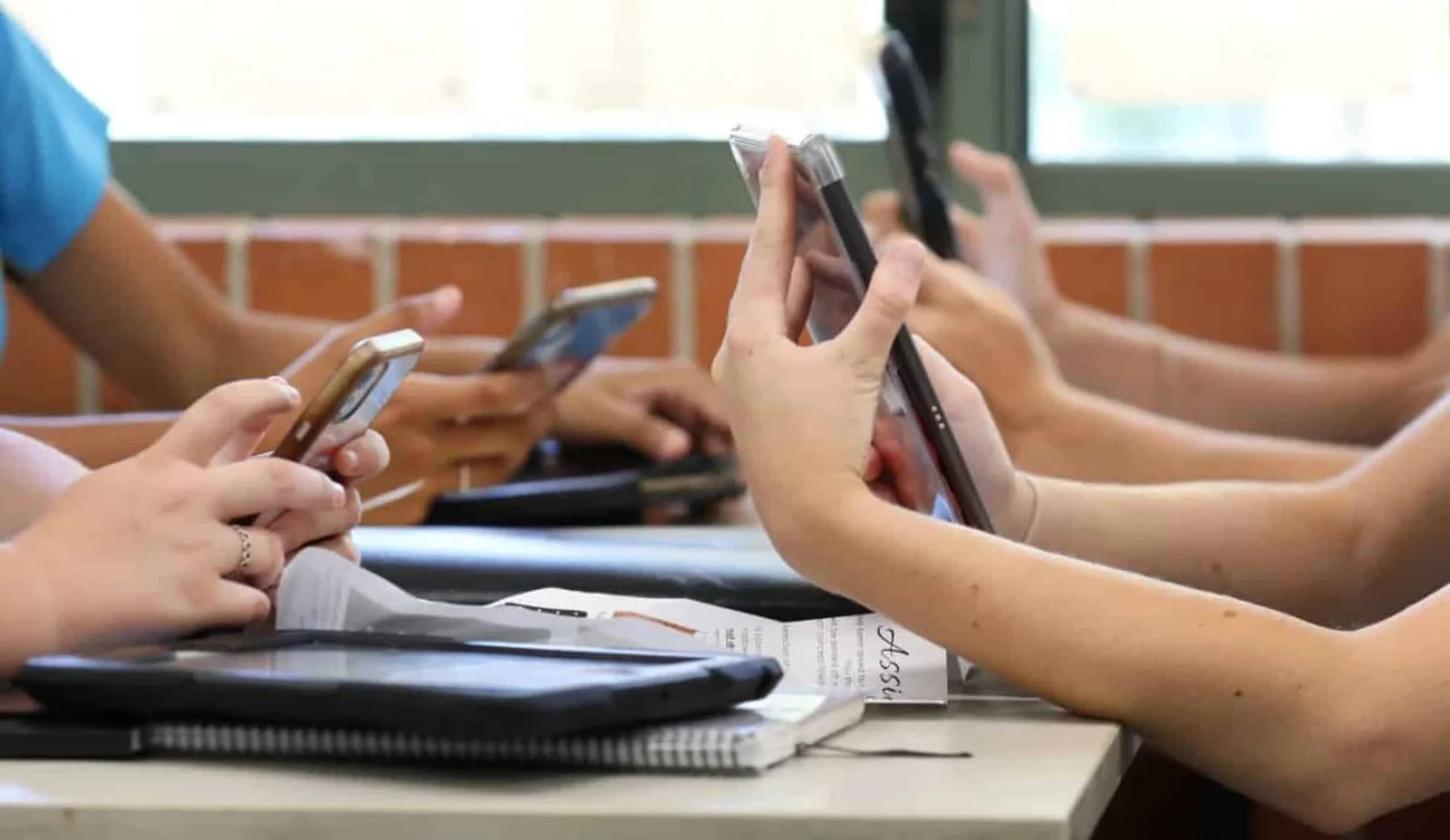 Senado aprova projeto que limita uso de celulares em sala de aula