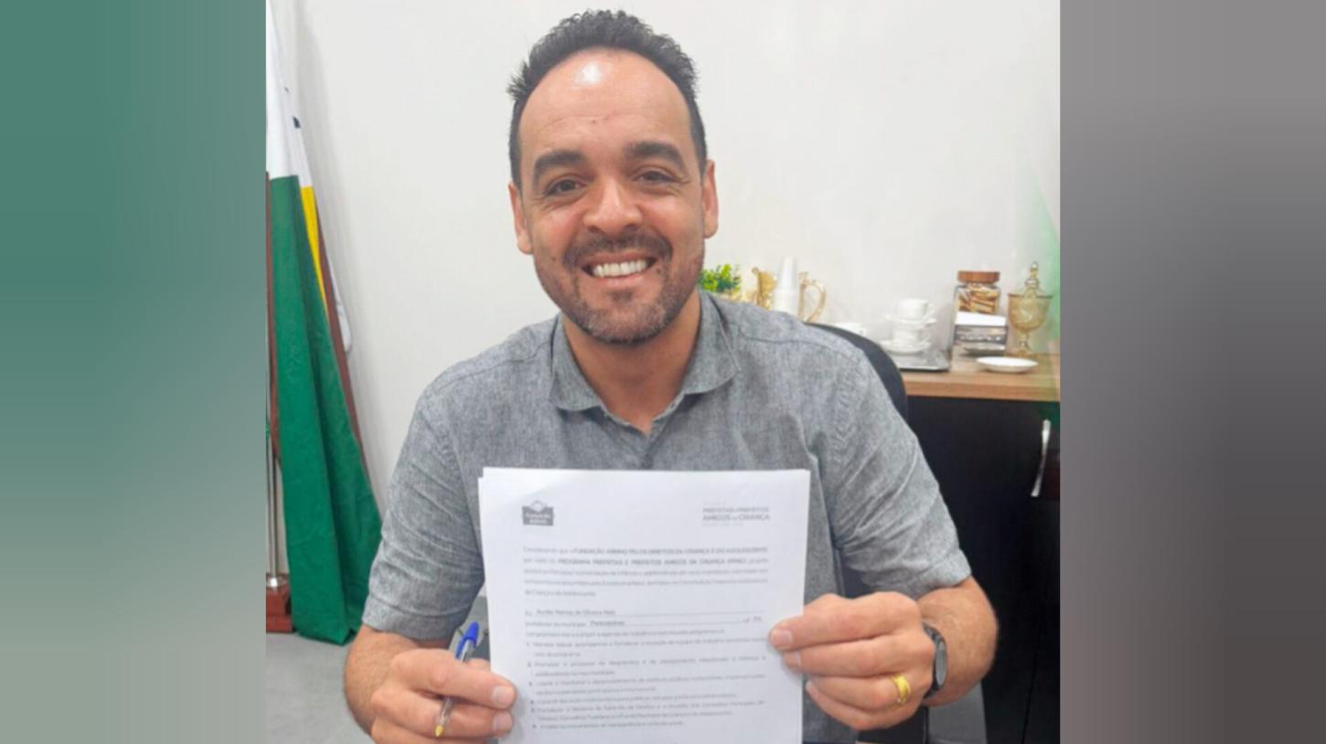 Aurélio Goiano assina adesão ao Programa Prefeitas e Prefeitos Amigos da Criança