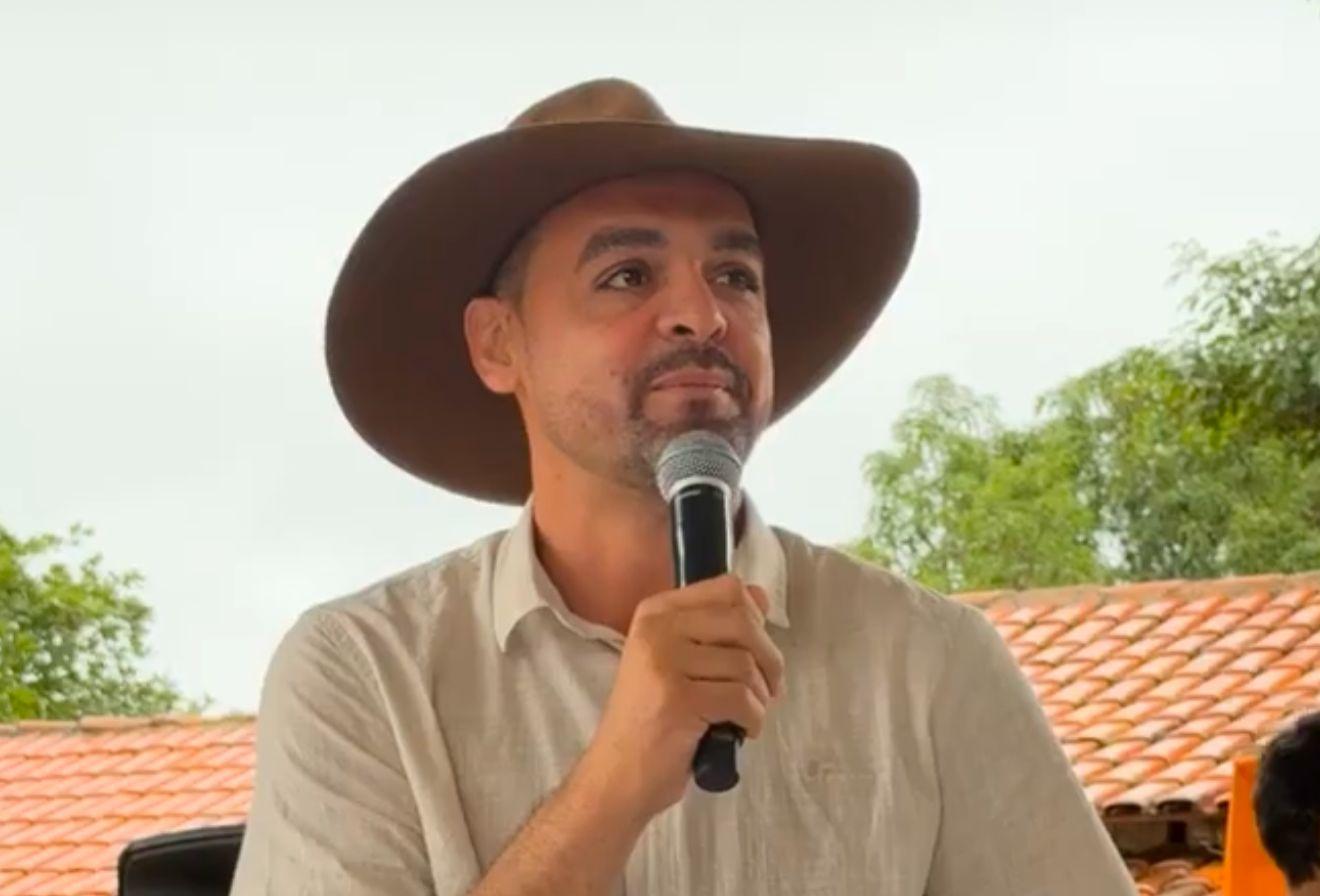 Aurélio Goiano entrega frota de ônibus escolares para a zona rural de Parauapebas