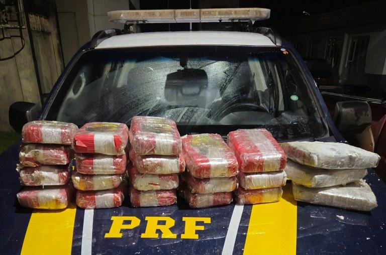 PRF apreende 26,5 kg de drogas durante fiscalização na BR-422, em Tucuruí