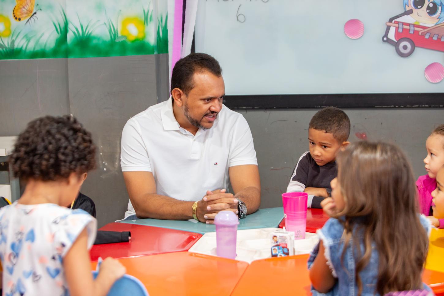 Durante a volta às aulas, Dr. Rener reafirma compromisso com a educação de Redenção