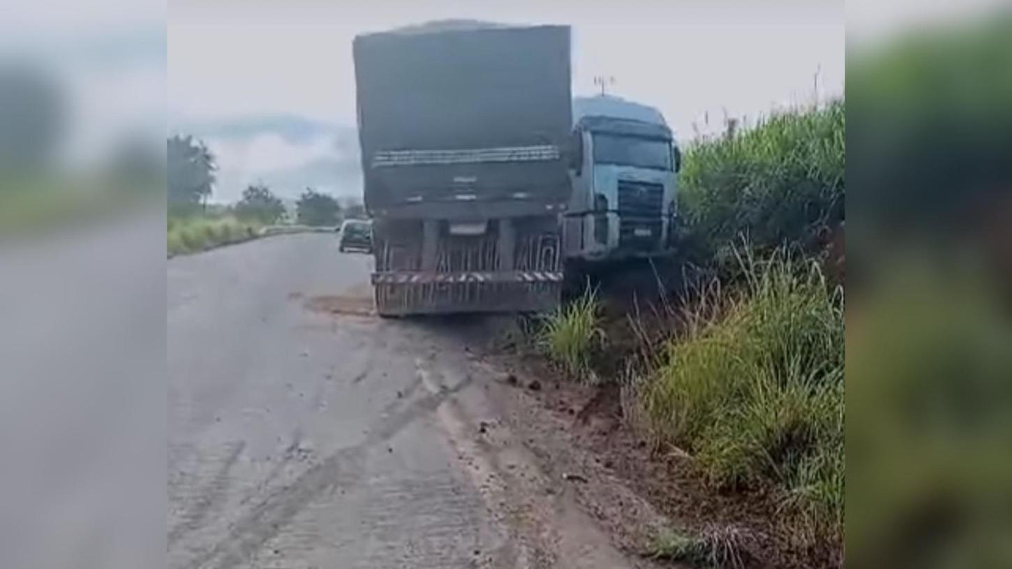 Caminhão é encontrado fora da pista na Rodovia Transamazônica, próximo a Pacajá
