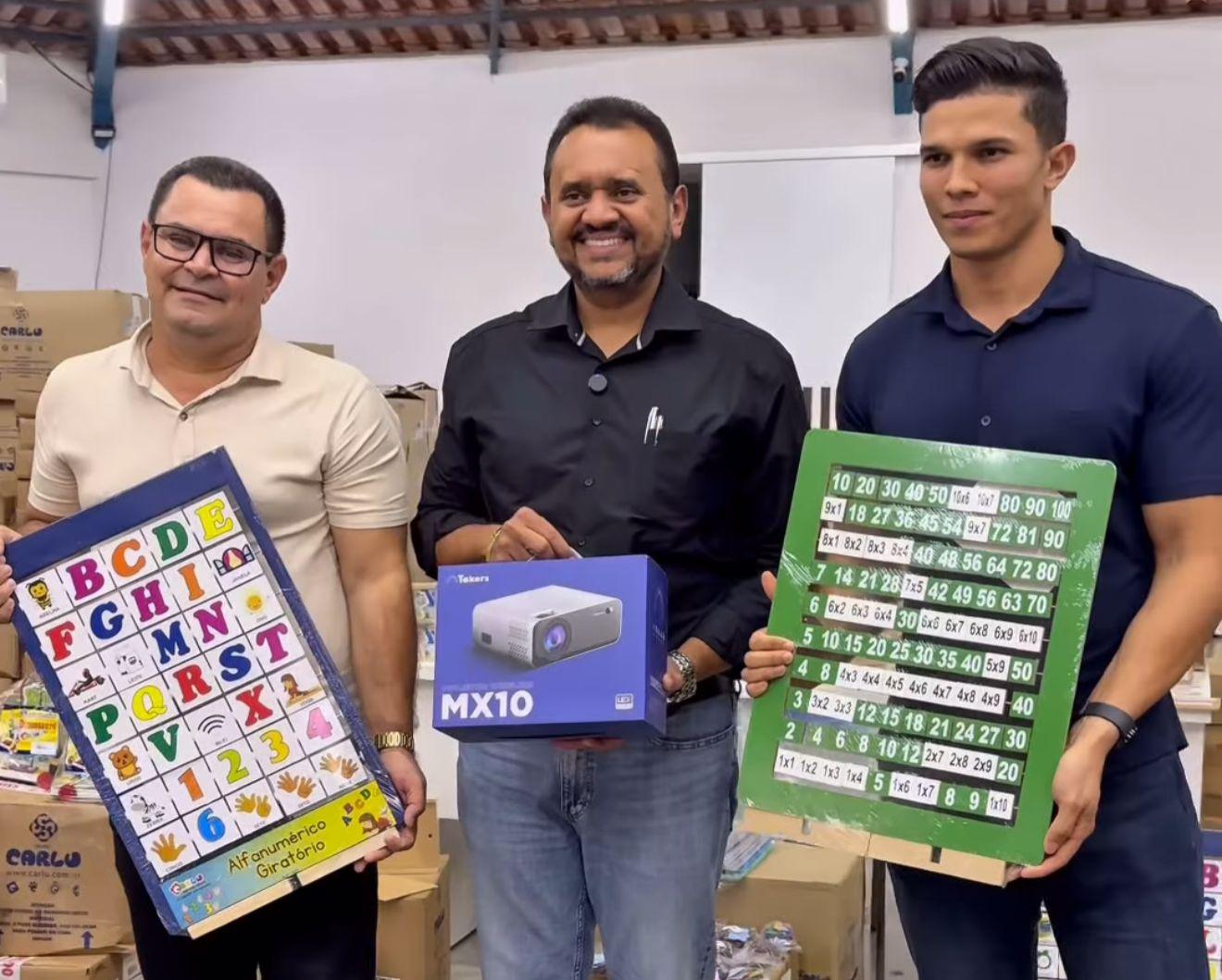 Dr. Rener entrega kits para as escolas de tempo integral de Redenção