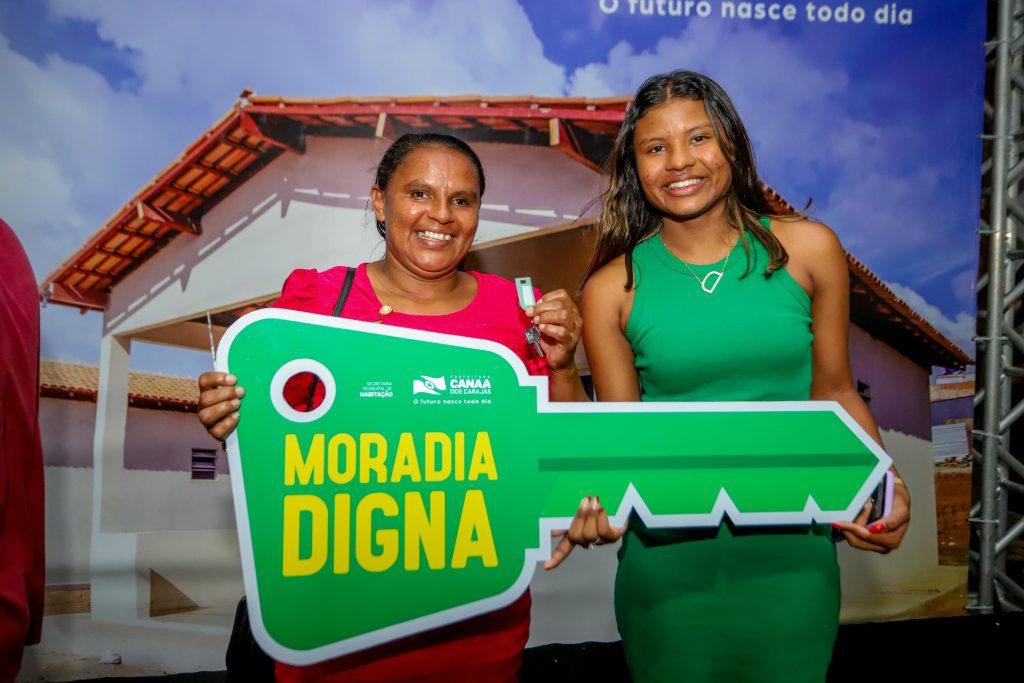 Josemira entrega 100 casas populares para famílias em Canaã