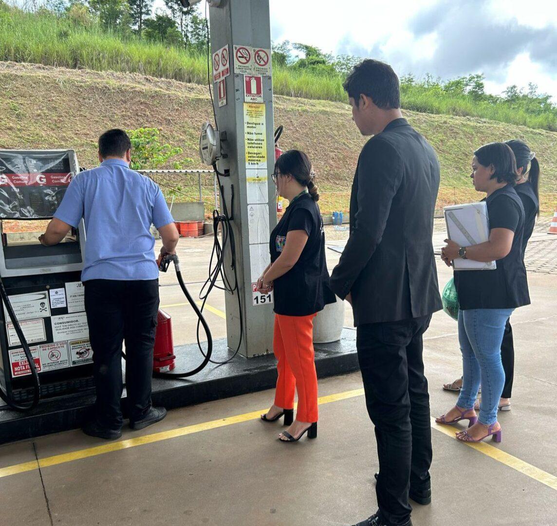 Ação do Procon fiscaliza postos de combustíveis em Parauapebas