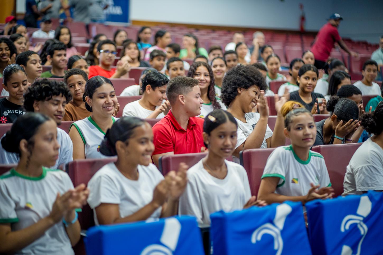 CMP aprova requisitos de transferência de transparência em programas educacionais e contratos públicos
