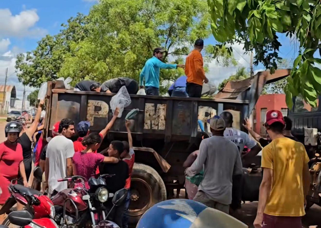 Dr. Rener vai às ruas e distribui milho para comunidades de Redenção