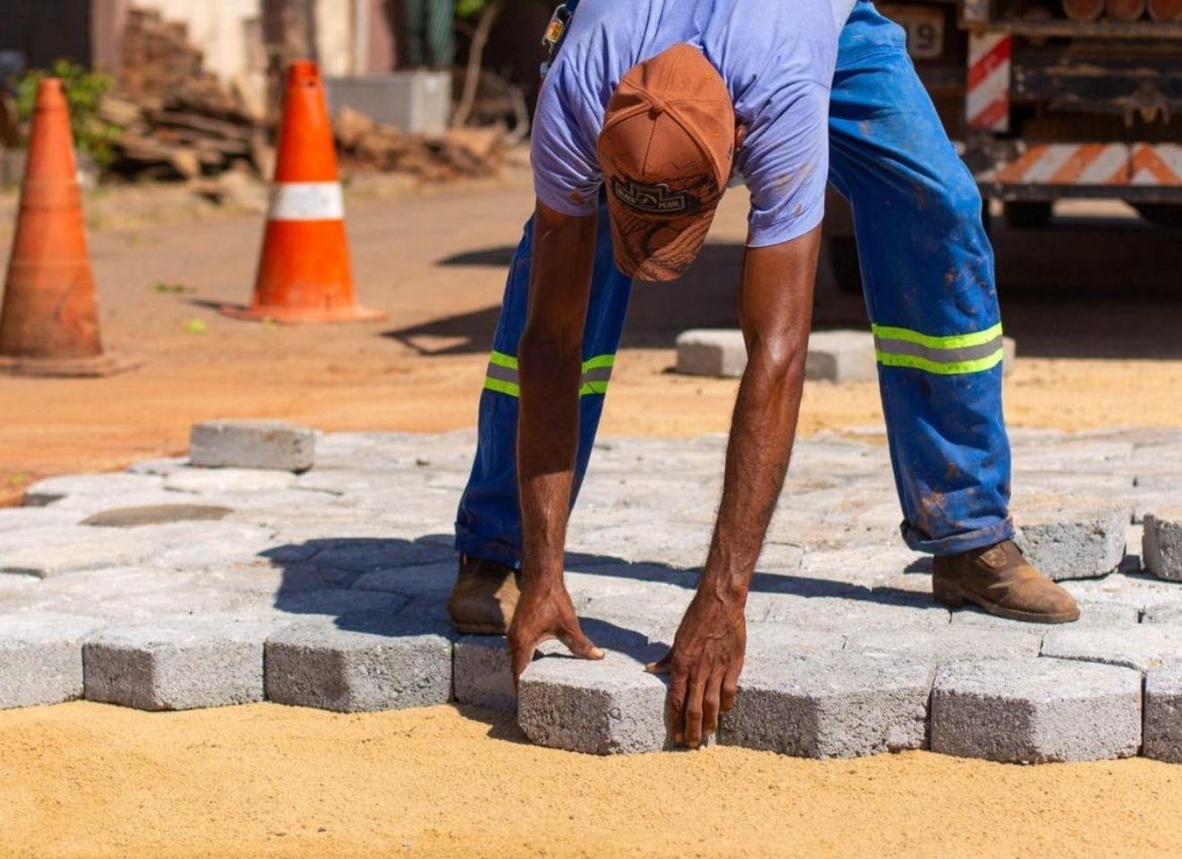 Gestão Osvaldinho Assunção leva pavimentação em bloquete às ruas Duque de Caxias, Tiradentes e Jatobá