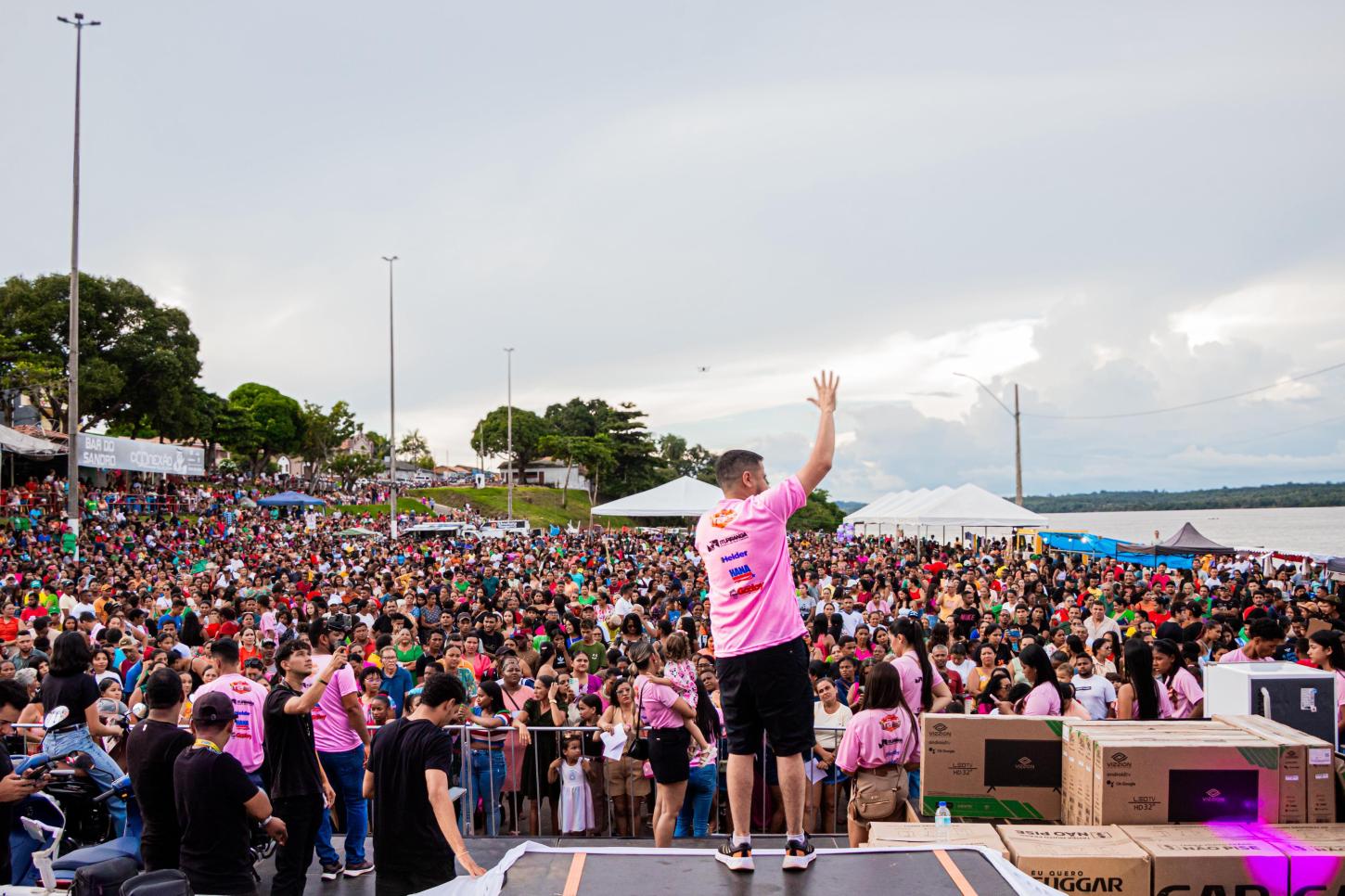 VÍDEO: Multidão lota Orla de Itupiranga em mega festa do Dia das Mães promovida por Wagno Godoy