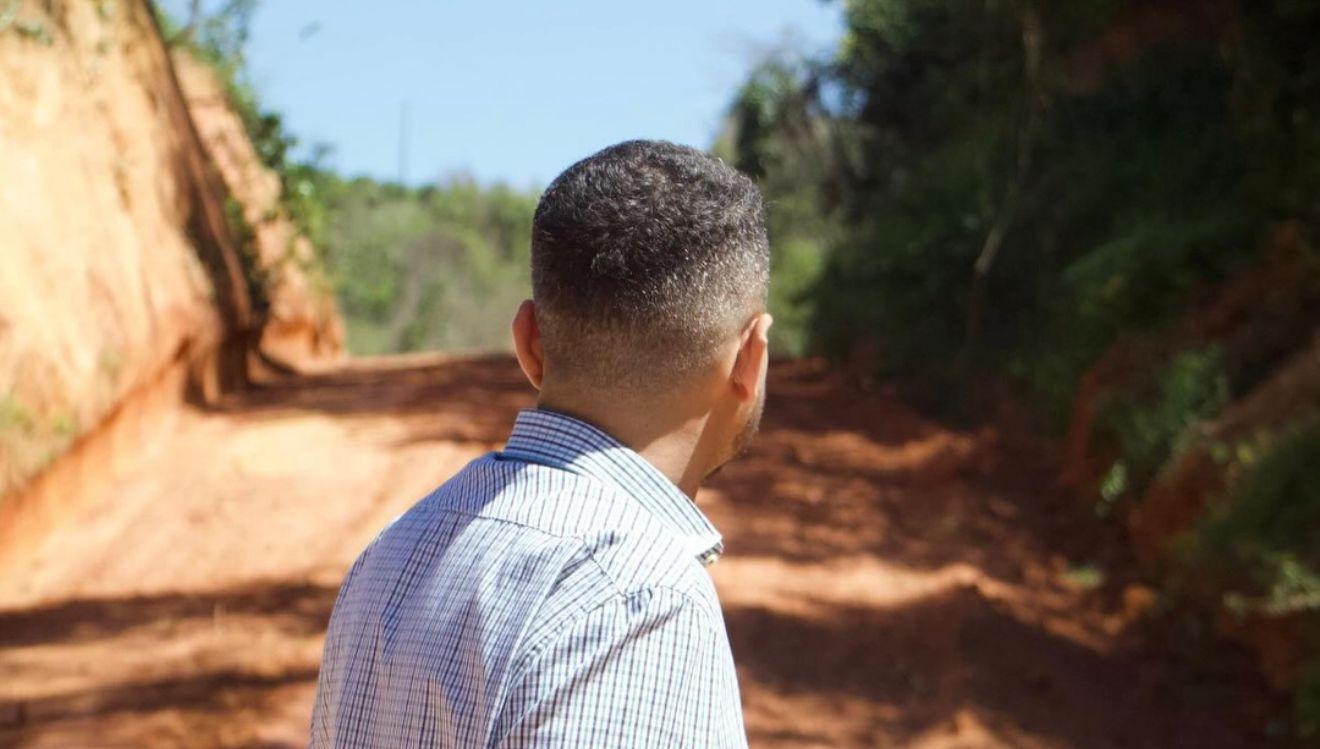 Com fé e trabalho, Wagno Godoy inicia recuperação de estrada vicinal no Km 52