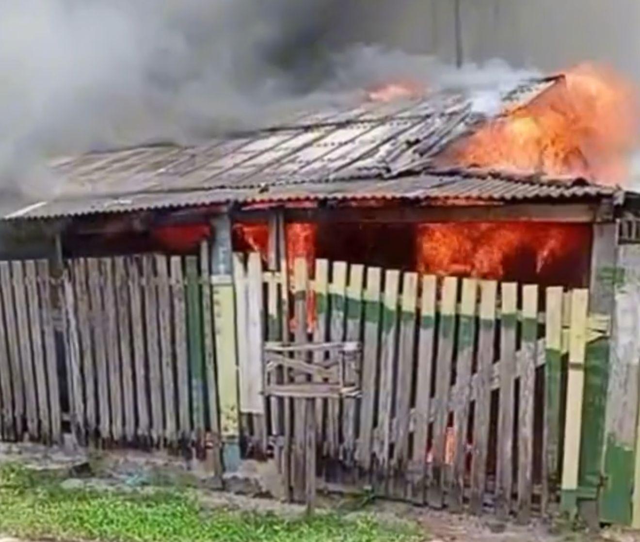 Homem em surto ateia fogo na própria casa em Breu Branco