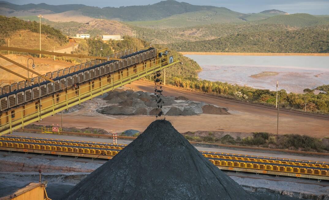 MINÉRIO DE FERRO: menor produção siderúrgica da China derruba preços