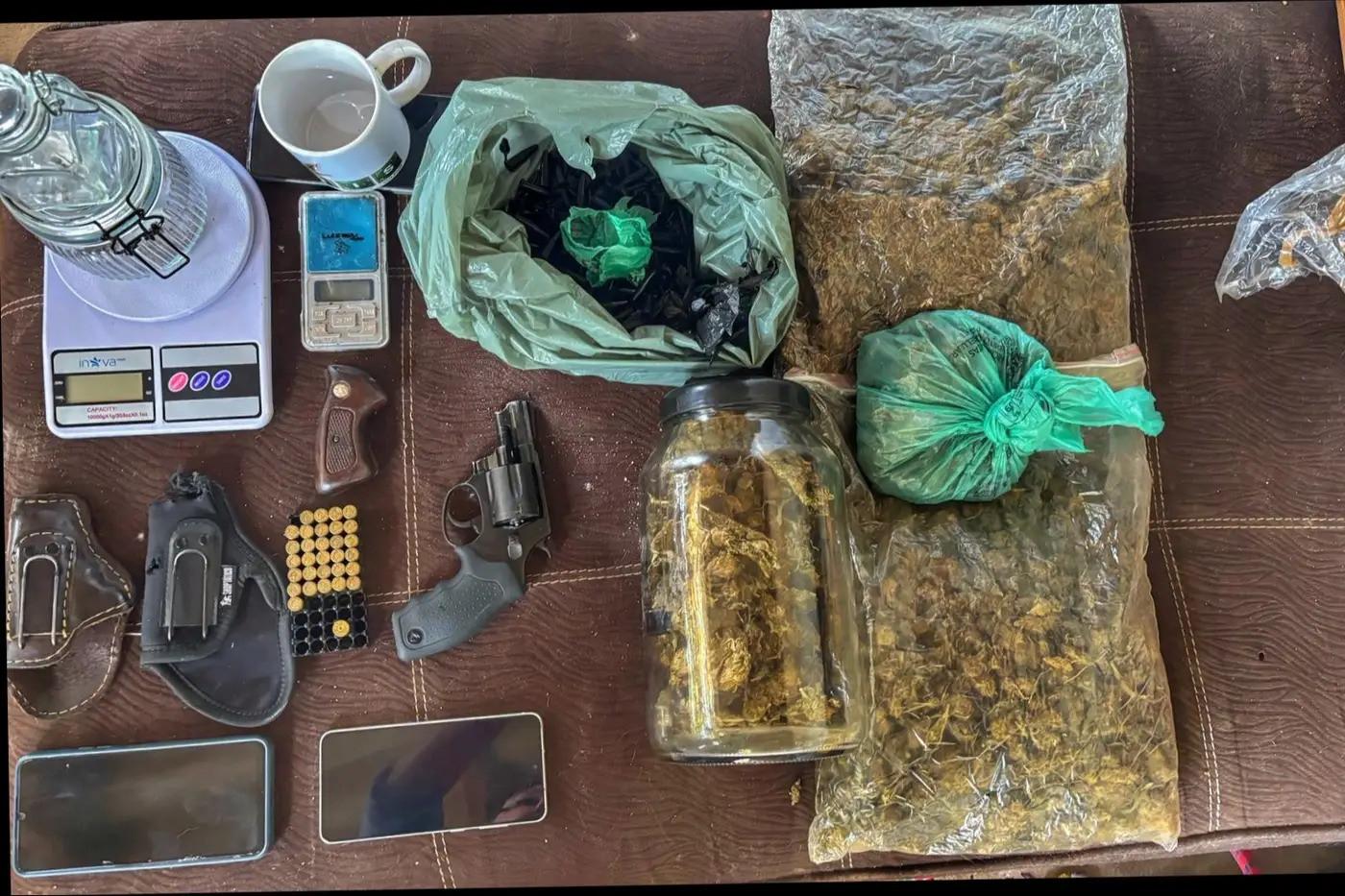 Polícia prende três por tráfico e apreende skunk, cocaína e revólver em Parauapebas