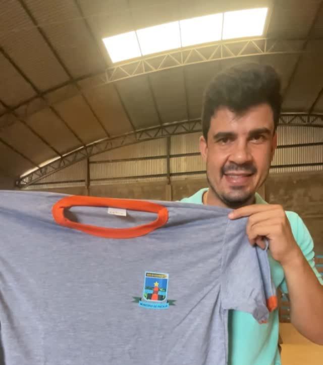 André Rezende anuncia a chegada de uniformes e mobílias novas para fortalecer a educação em Pacajá