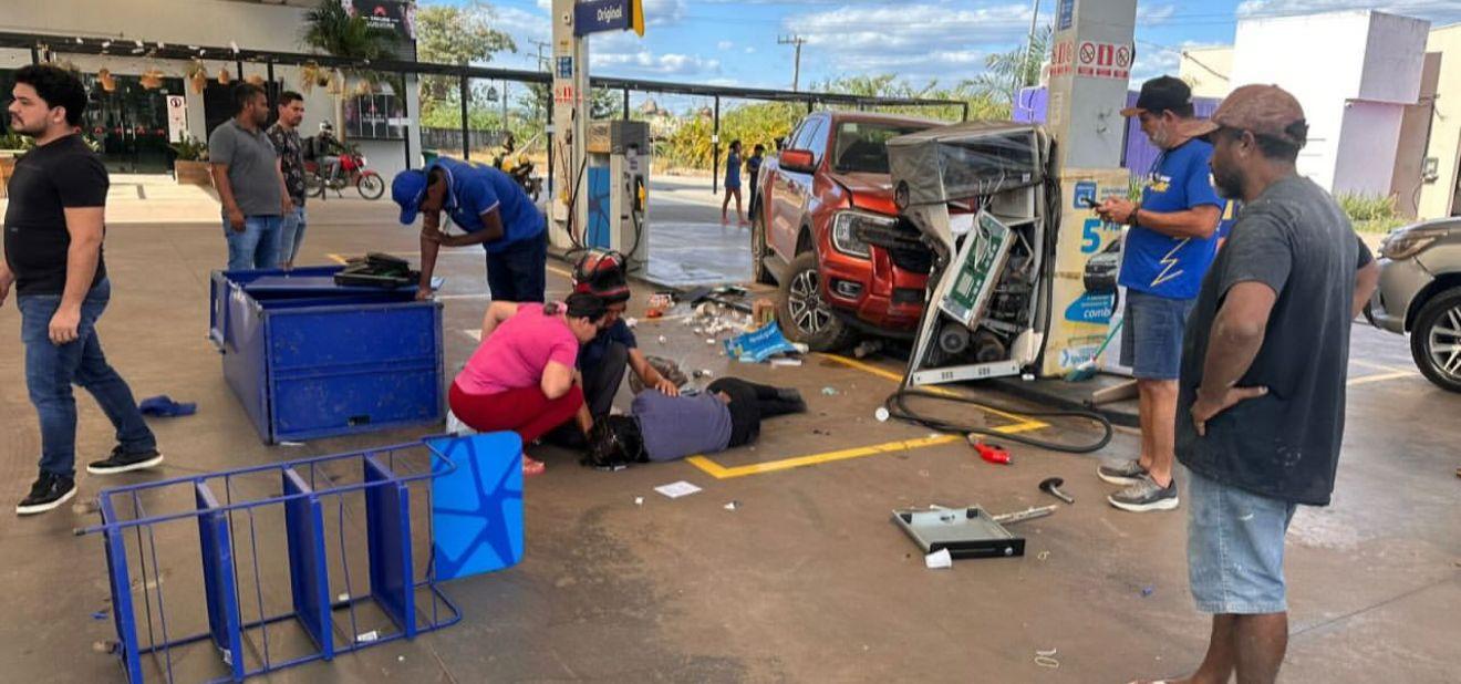 Caminhonete desgovernada causa acidente em posto de combustíveis em Parauapebas
