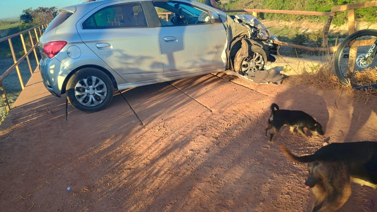 Mulher perde controle de carro e quase cai de ponte na zona rural de Canaã