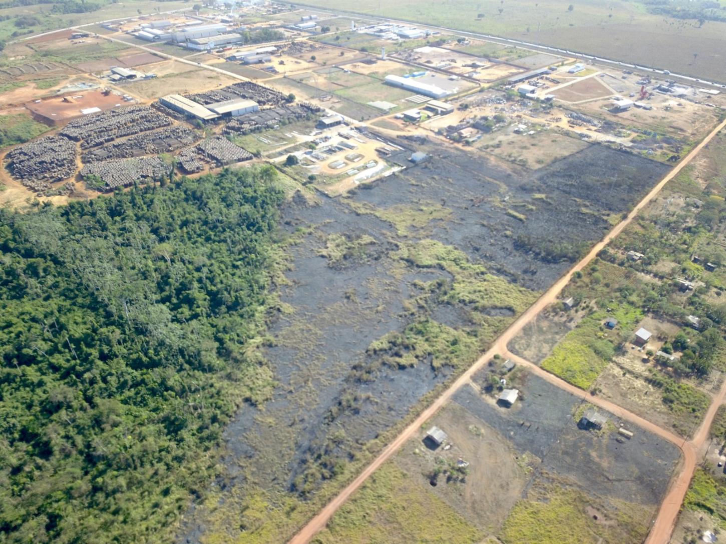 Prefeitura de Parauapebas age rápido e controla incêndio no Distrito Industrial com apoio do Corpo de Bombeiros