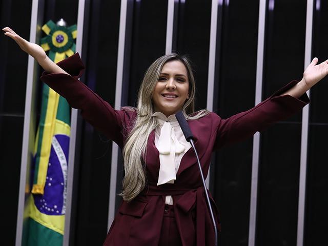 Deputada Federal Andréia Siqueira protocola projeto de lei após denúncia de Felca sobre adultização infantil