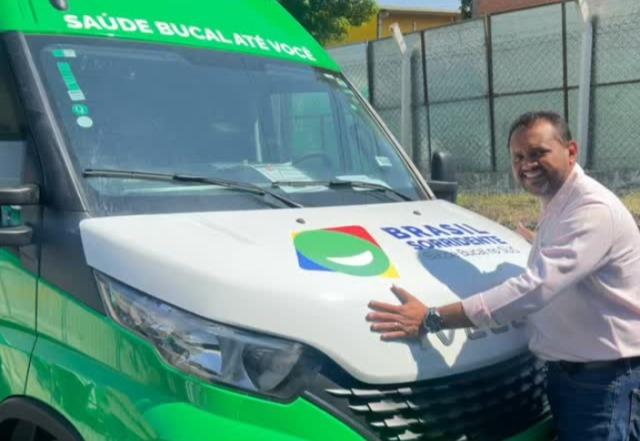 Dr. Rener comemora conquista de Unidade Odontológica Móvel para Redenção