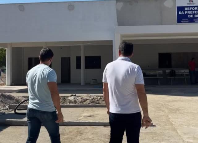 Flávio Mezzomo acompanha obras de reforma da Prefeitura e ampliação da Escola São Sebastião