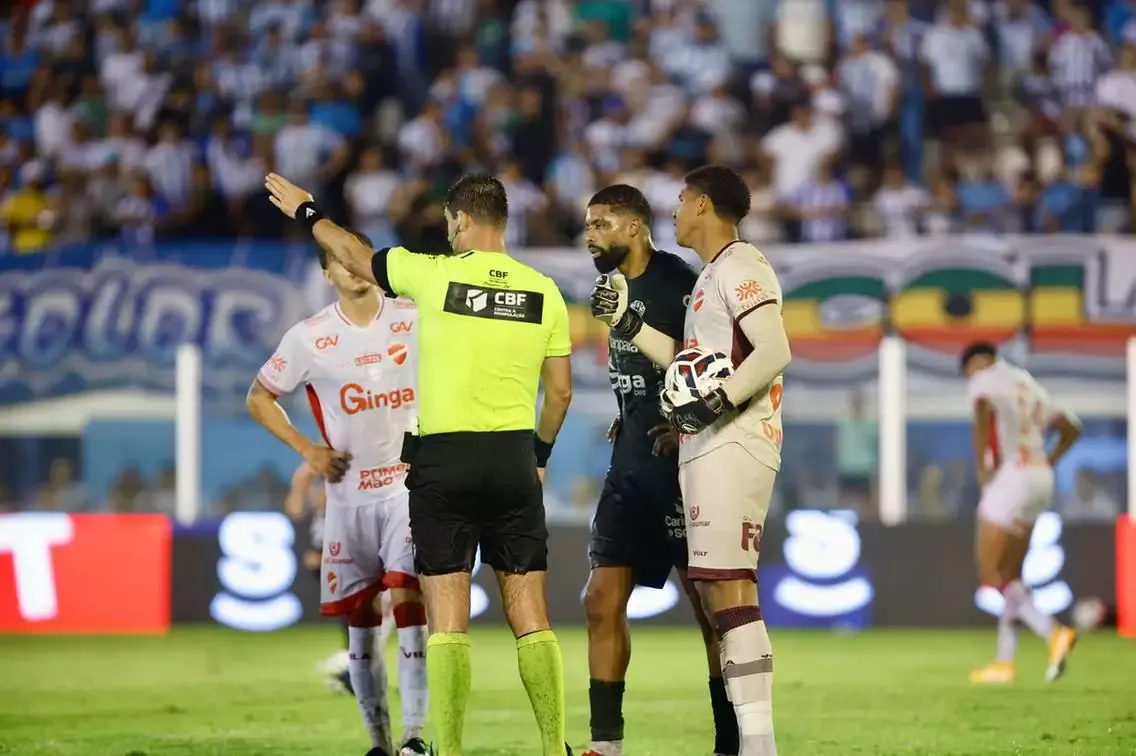 'Lei do ex' cala a Curuzu e Paysandu perde para o Vila Nova, permanecendo no Z4 da Série B