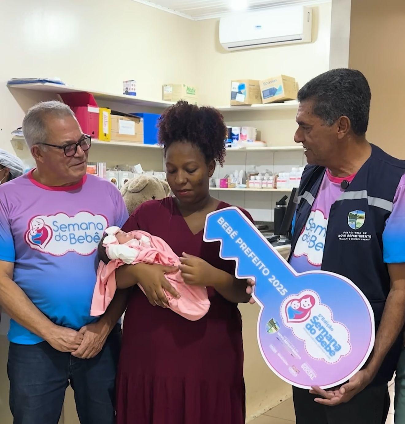 Que fofura! Valdir Lemes e Dr. Nilton homenageiam bebê nascida durante a Semana do Bebê em Novo Repartimento
