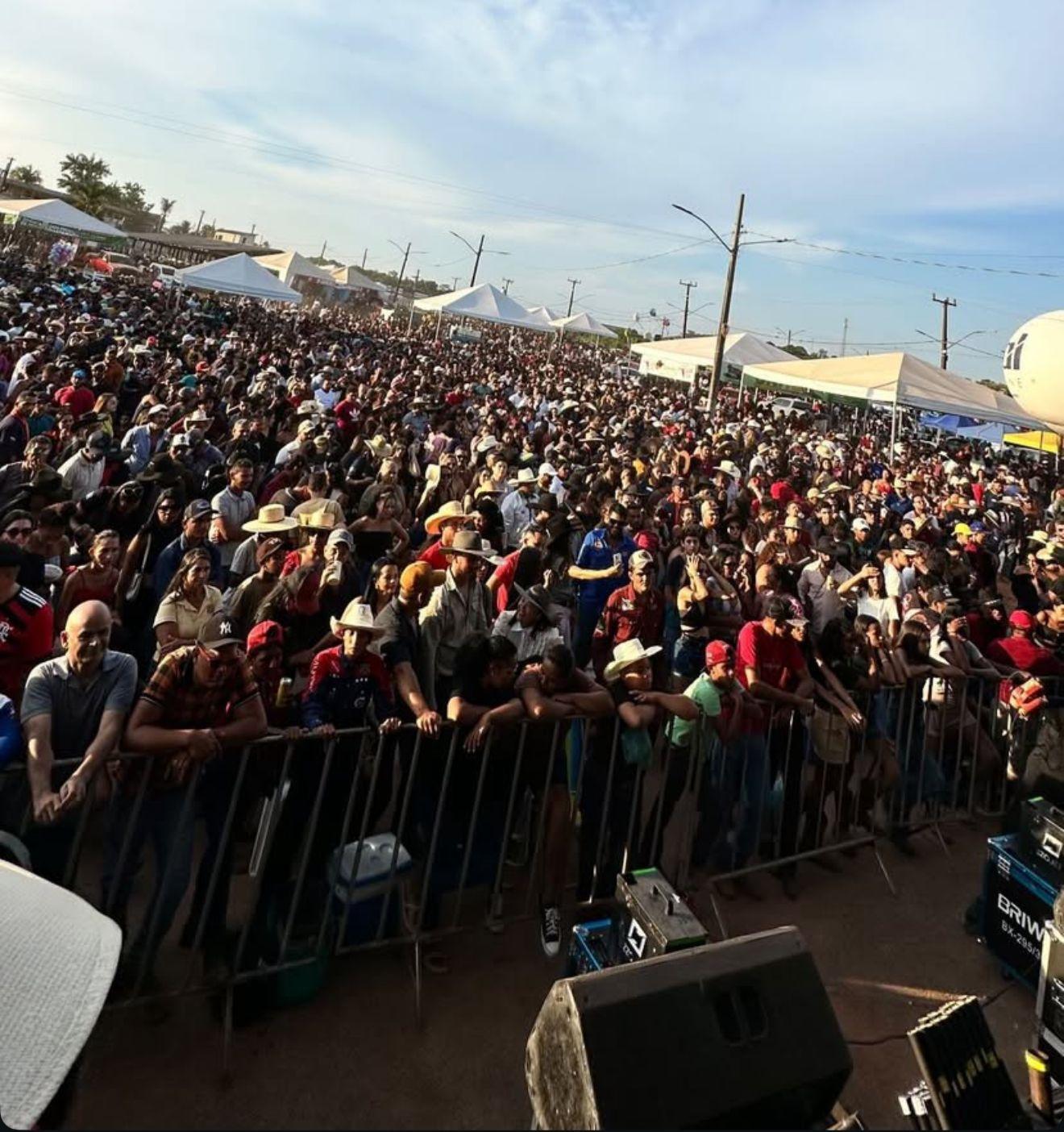 Cavalgada lota ruas e show de Mano Walter marca abertura da 21ª FEXPOANR em Novo Repartimento