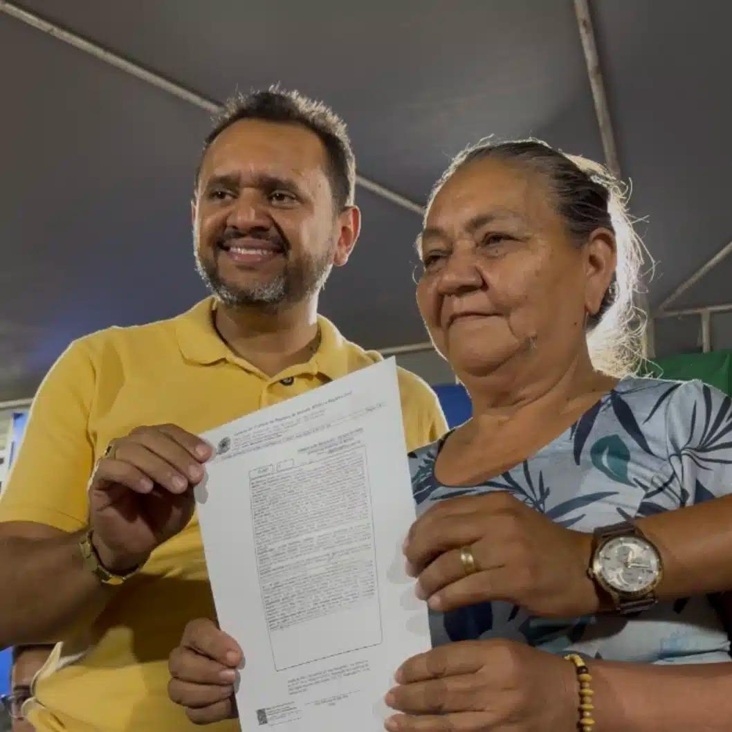 Dr. Rener entrega títulos de propriedade a famílias do setor Planalto em Redenção
