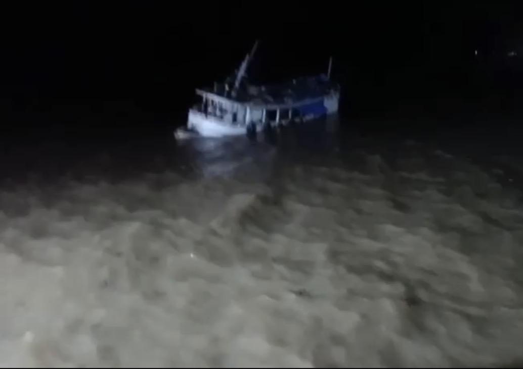 Barco carregado de açaí naufraga na Ilha do Marajó