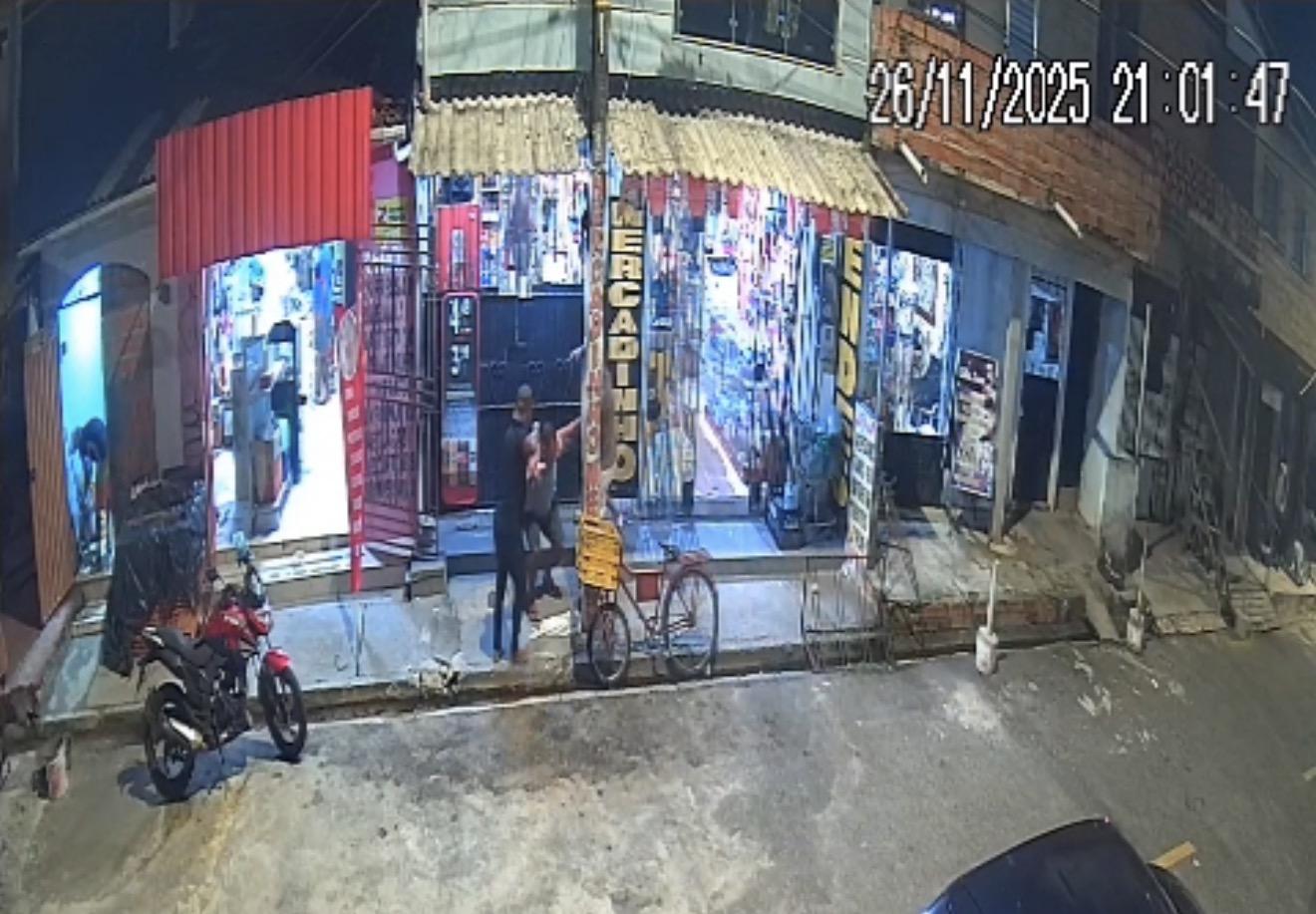 Com arma falsa, bandidos agridem homem e invadem comércio em Belém